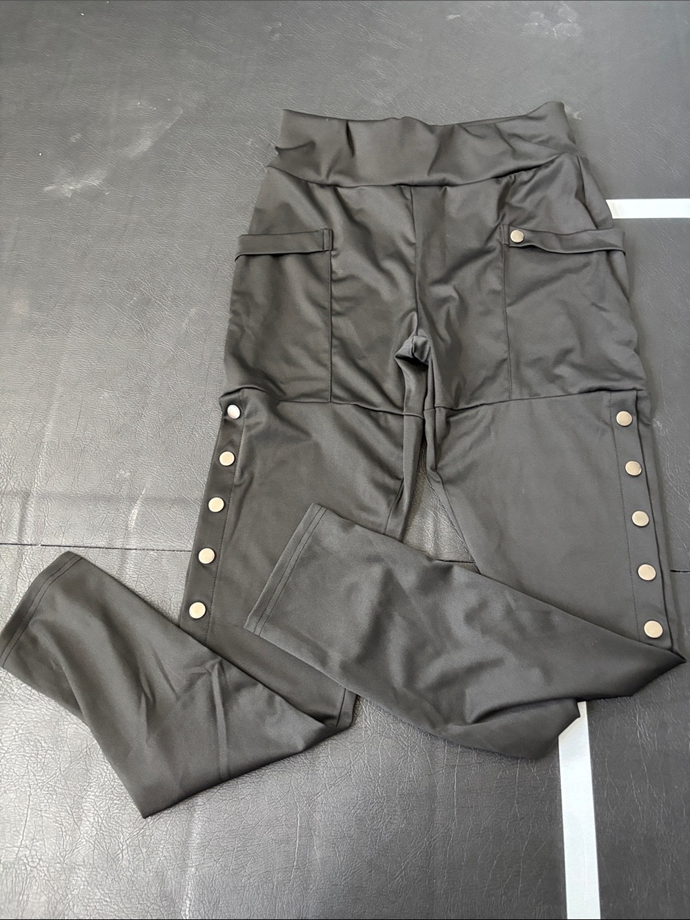 Black High-Rise Snap-Accent Leggings